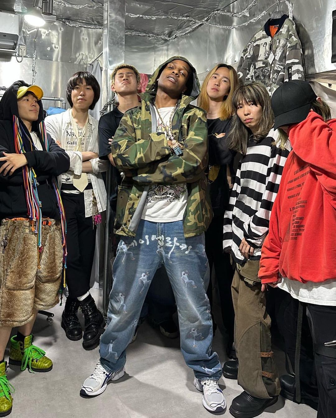明星上脚  A$AP Rocky 东京街头「狂飙」！脚上穿的鞋是...
