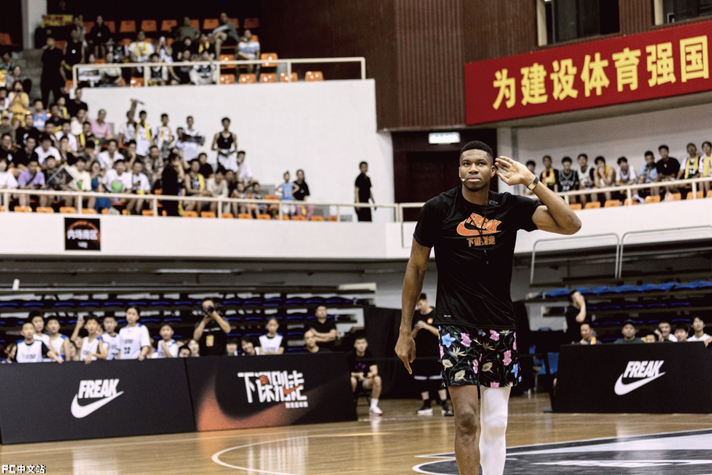 Nike,Freak 5,字母哥,中国行  Nike 今年第一双「巨星签名鞋」！除了钩子更大，这设计确实惊到我了！