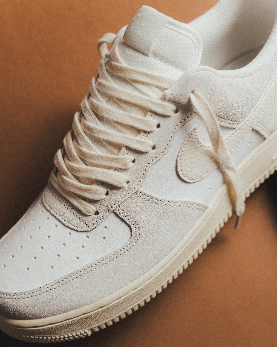 Nike，Air Force 1 Low，CW7584-10  这双小白鞋太高级了！全新 Nike Air Force 1 美图曝光！