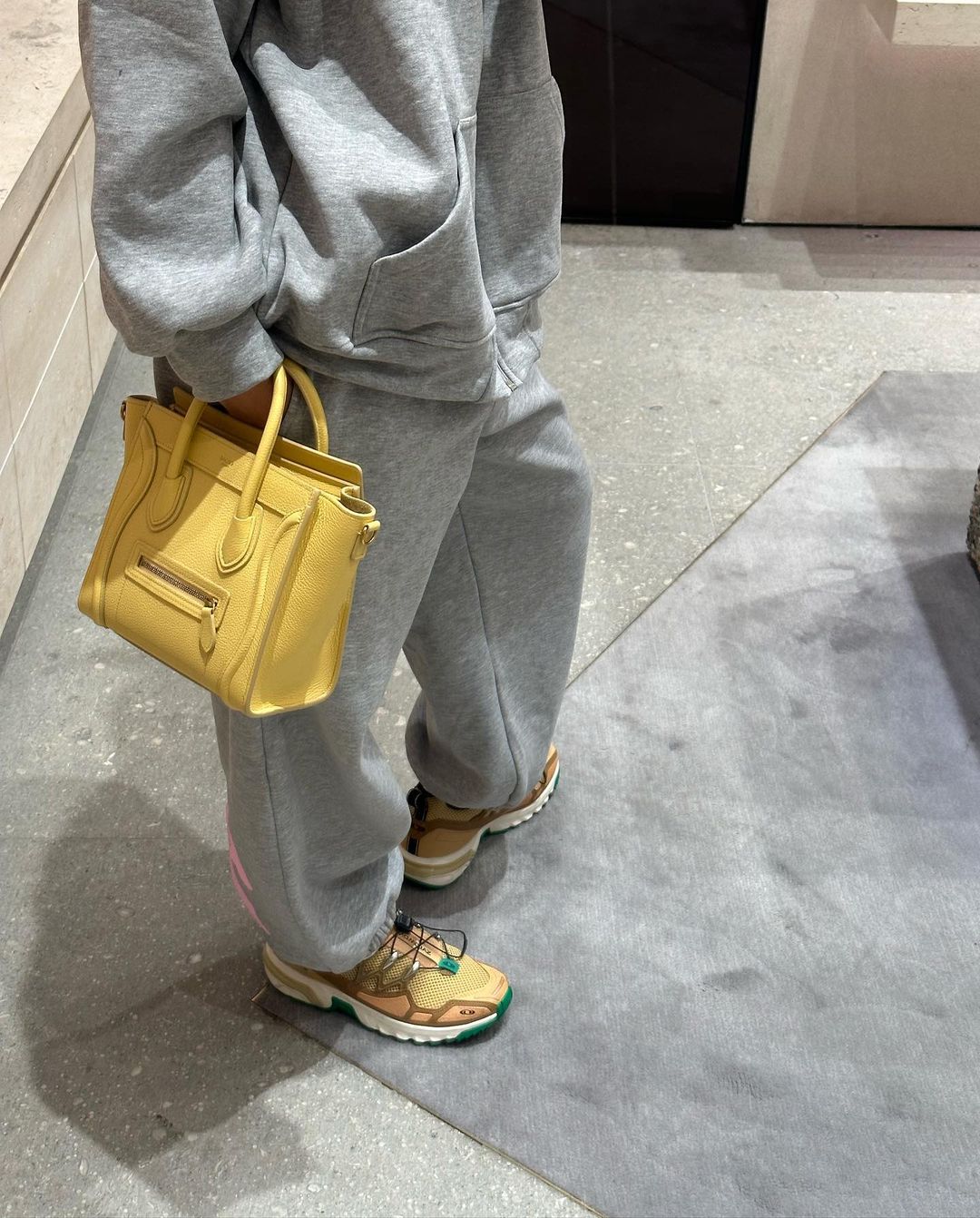 明星上脚  不穿 Nike、阿迪！Lisa 最近上脚的这牌子太火！