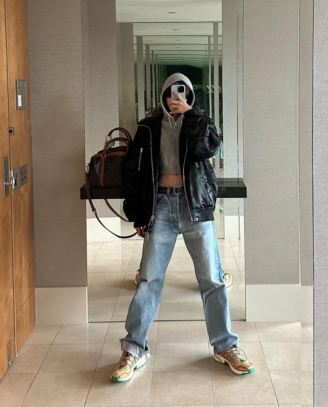 明星上脚  不穿 Nike、阿迪！Lisa 最近上脚的这牌子太火！