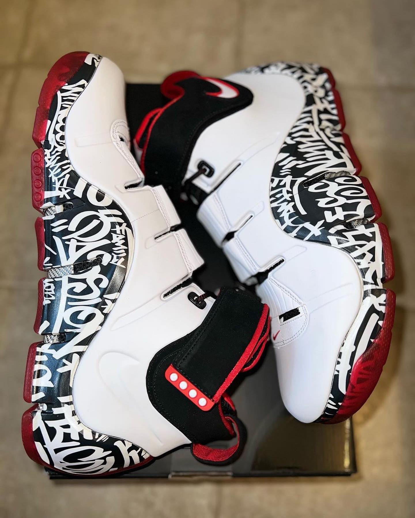 LBJ,DJ4888-100,Graffiti,勒布朗,Le  詹蜜狂喜！稀有「涂鸦 LBJ4」最新发售消息有了！
