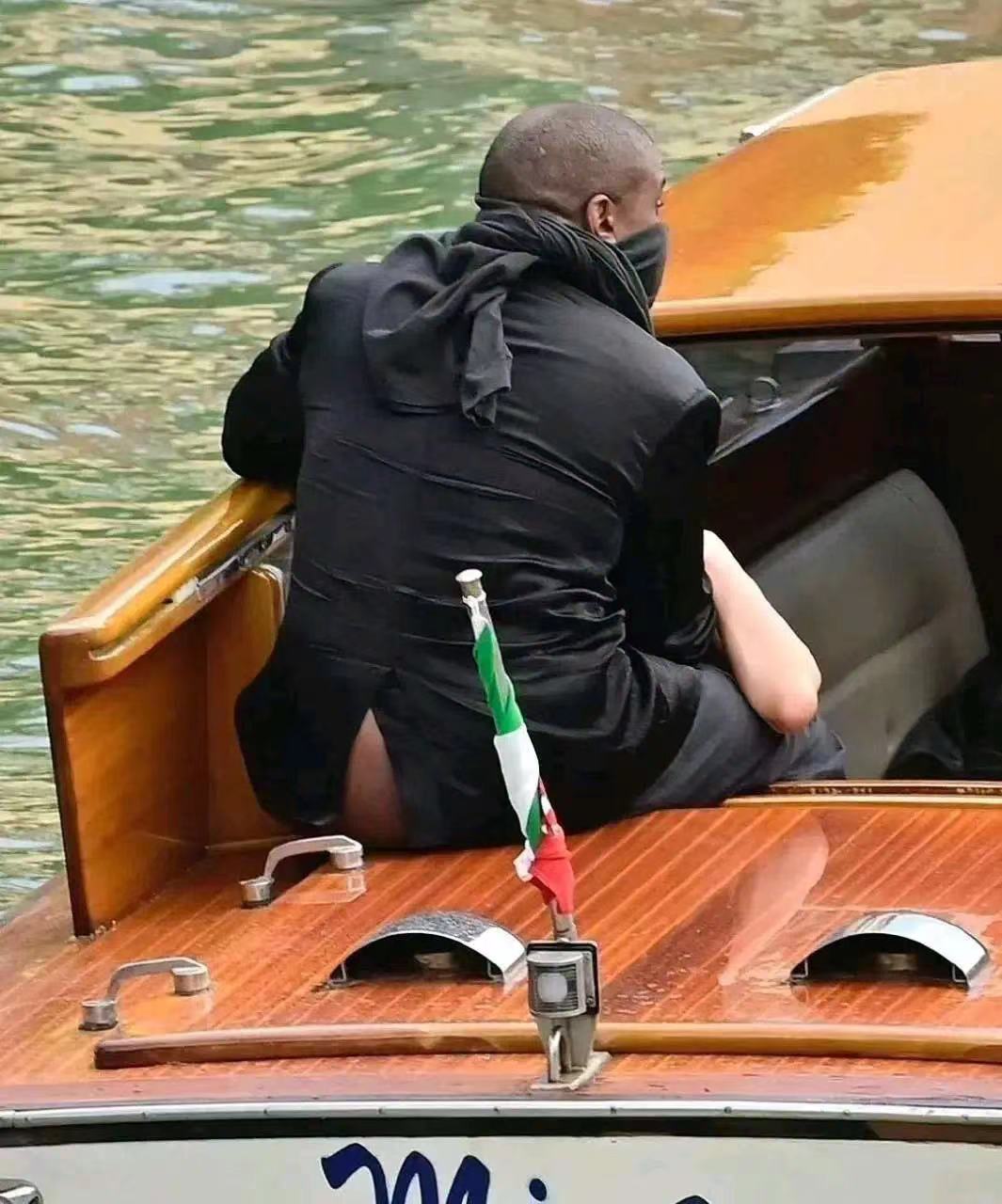 Kanye West,Bianca   丝袜套头、秋裤外穿！整活尺度越来越大的侃爷不是本人？！