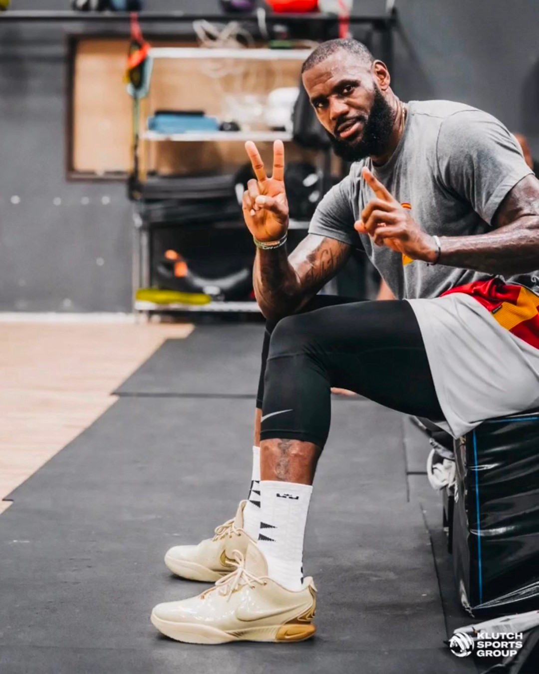 勒布朗,LBJ21,LeBron 21,Nike  从未有过的颠覆设计！LeBron 21 抢先开箱！竟是这样的脚感！