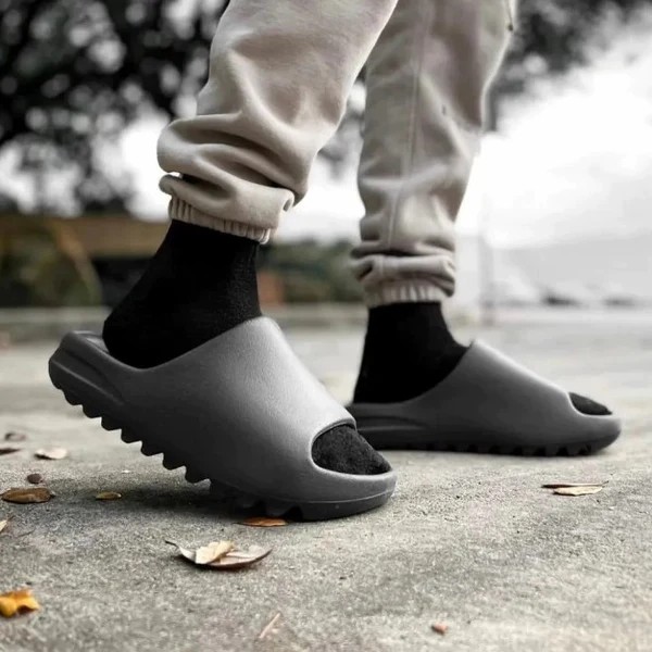 Yeezy,清单  现在 Yeezy 市价太离谱！油漆条、白斑马都这个价了！