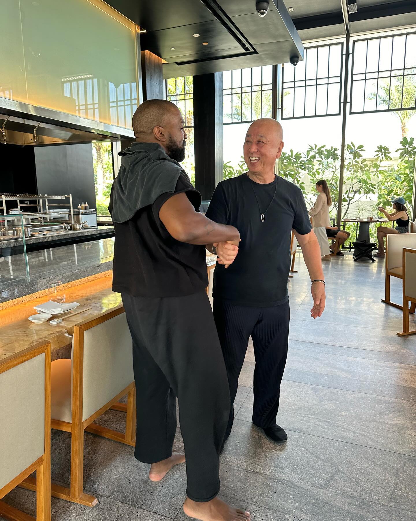 Kanye  侃爷给迪拜老板送鞋！这是真爱！