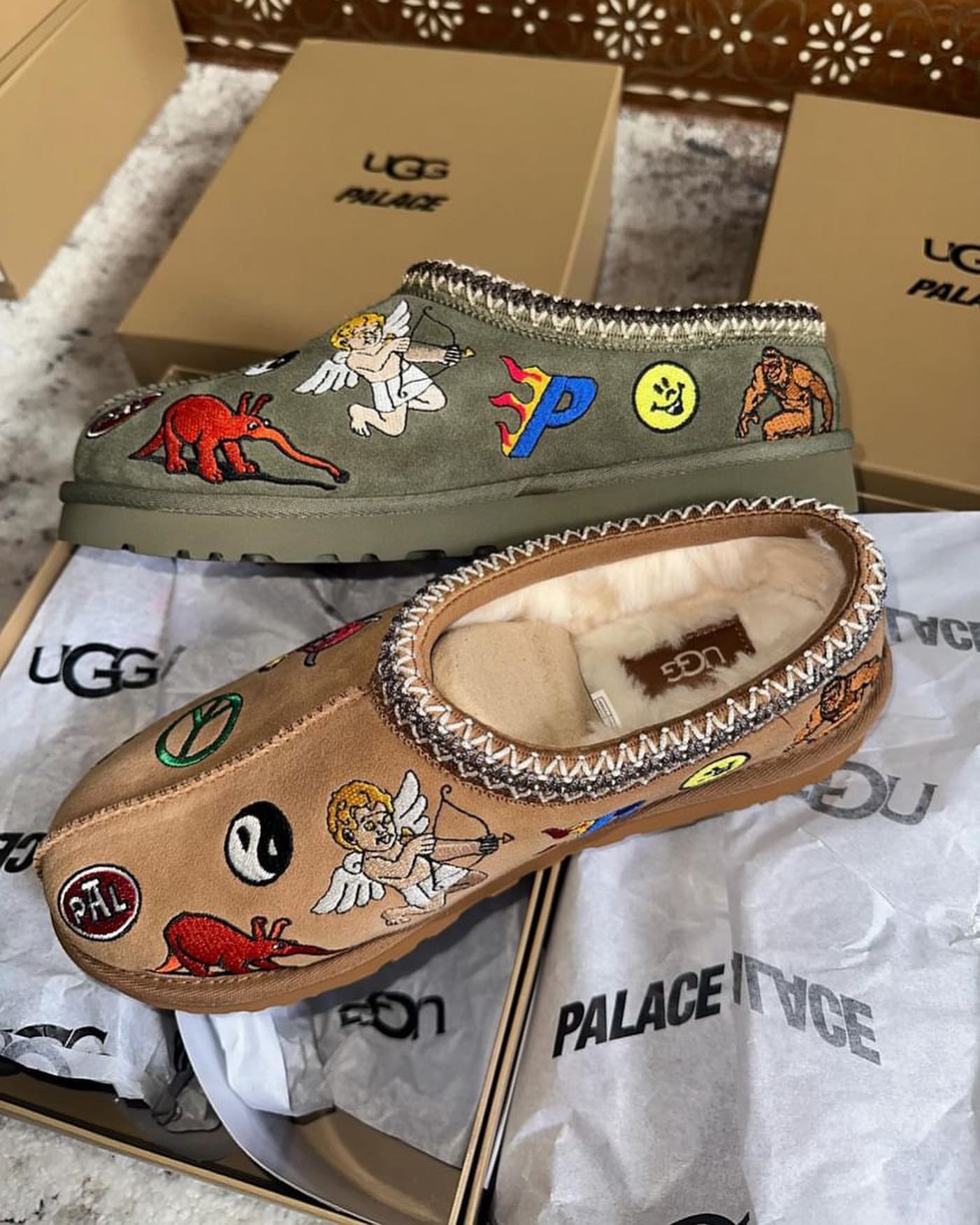 PALACE,UGG  PALACE x UGG 新鞋实物！两款配色你怎么选？