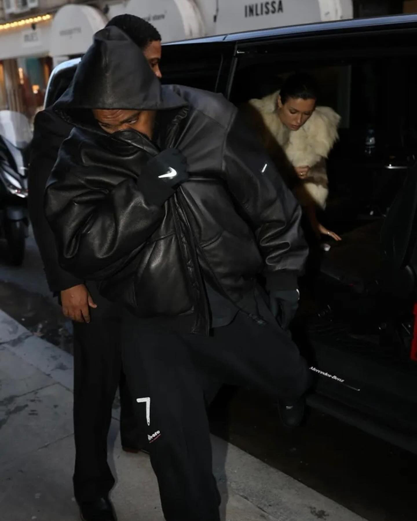 Kanye West,侃爷,AF1  侃爷现身巴黎，穿的还是这双鞋…