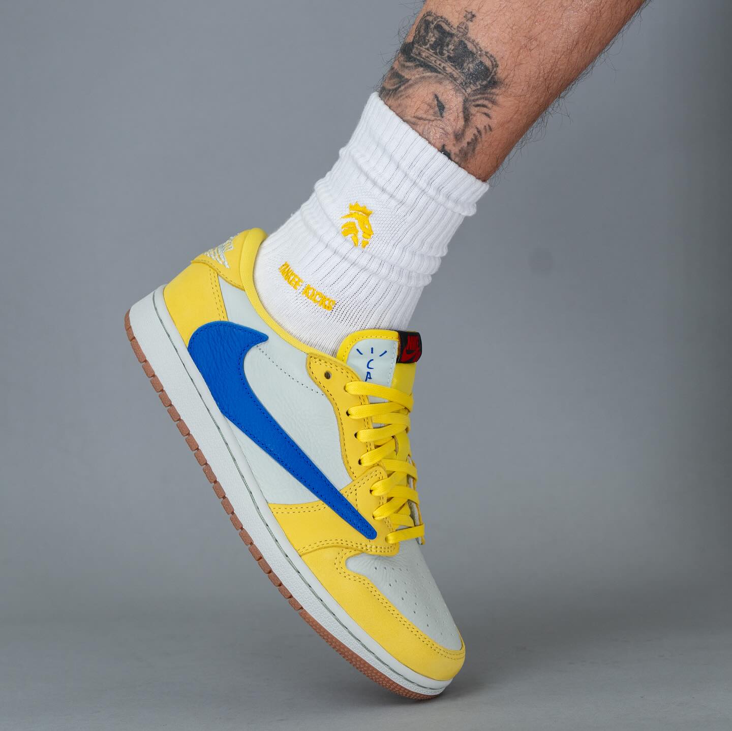 DZ4137-700，Travis Scott,TS,AJ1  下一双「倒钩 AJ1」就是它！看看上脚效果！