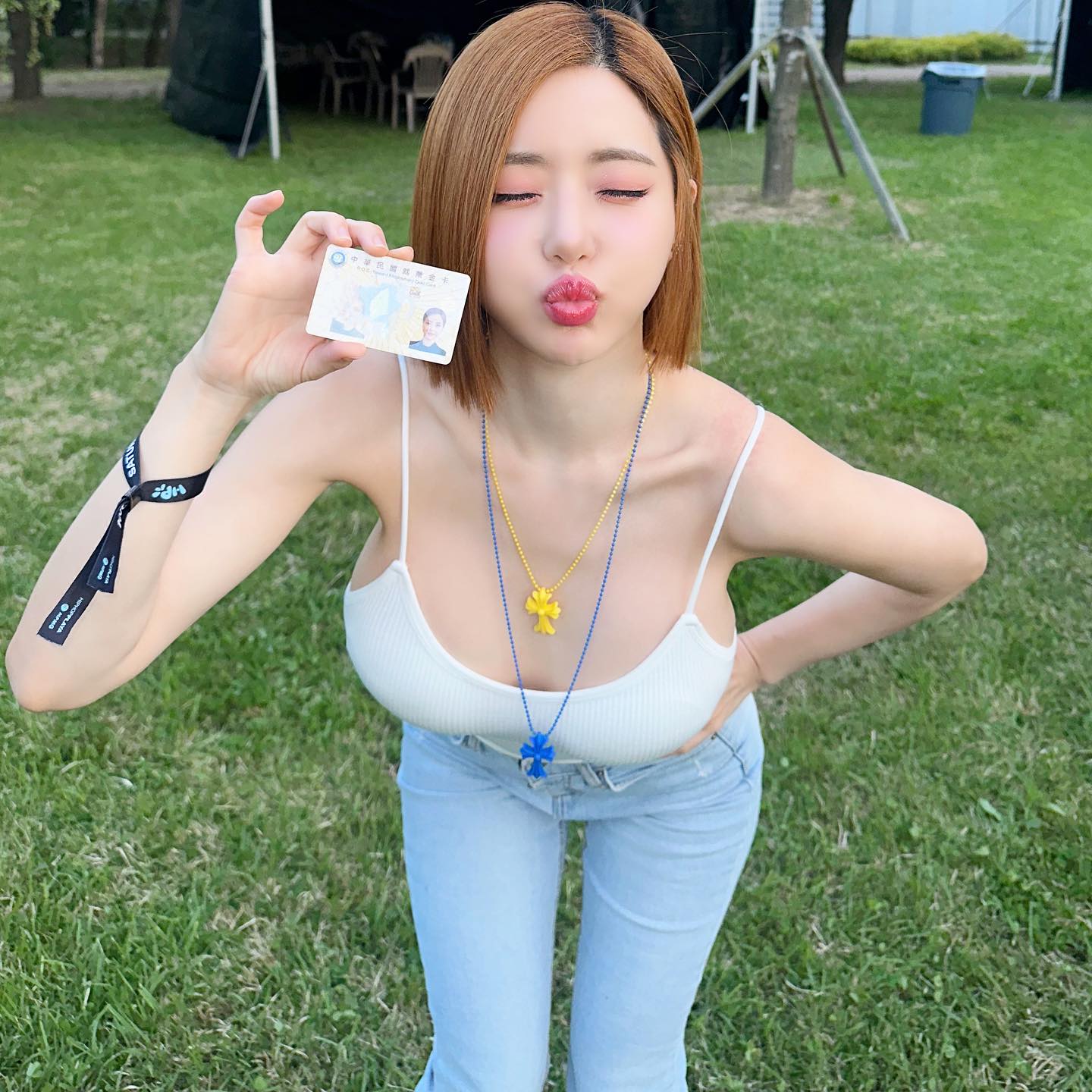 deejaysoda,dj_siena,daraxxi  Soda「台妹」身份藏不住了！新造型尺度真大！脚上的鞋你认识吗？