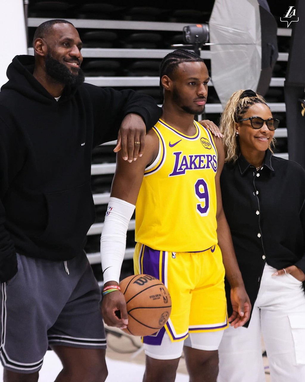 NBA,詹姆斯,布朗尼,湖人,AZG,Nike  布朗尼首次上身湖人战袍！脚上穿的「这双鞋」！
