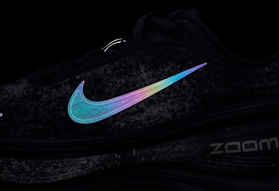 Nike,Vomero Plus,IM6776-060  颜值、脚感全都有！Nike 新跑鞋给几分？