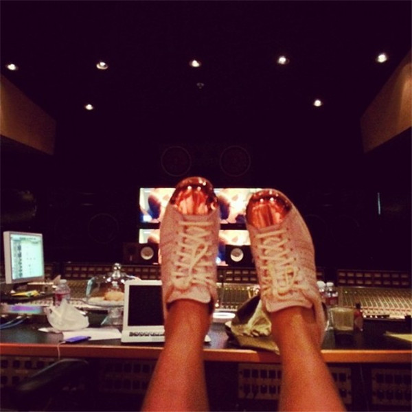 球鞋资讯,球鞋新闻,时尚杂  Rita Ora 展示金属贝壳头版 adidas Superstar
