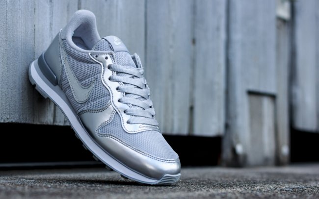 Nike,WMNS,全新“Metallic,Sil  Nike WMNS “Metallic Silver” 金属银套装将发售