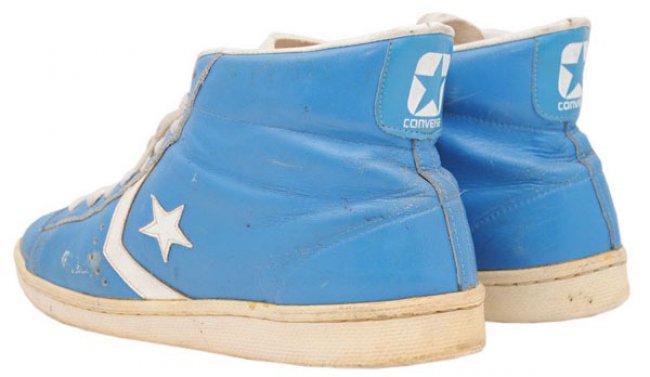 Michael,Jordan北卡大学亲着  乔丹亲着北卡蓝 Converse 球鞋拍卖售出