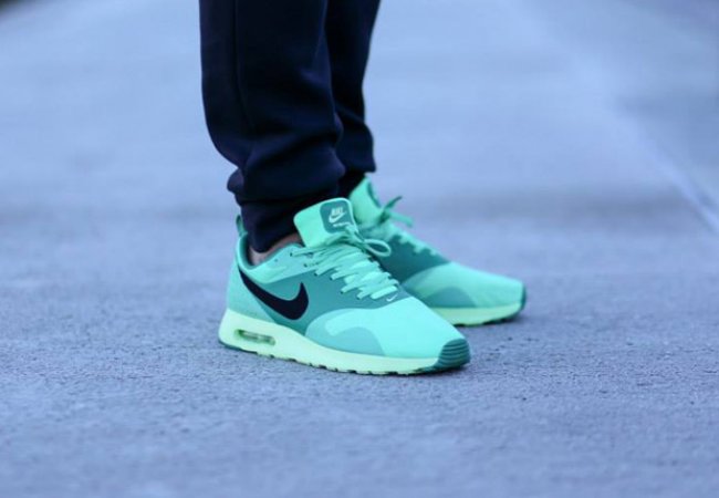 球鞋资讯,球鞋新闻,时尚杂  Nike Air Max Tavas “Green Glow” 全新配色登场