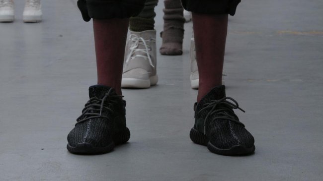 疑似全新adidas,Yeezy鞋款亮 Kanye West联名 疑似新款 adidas Yeezy 鞋款亮相时装秀