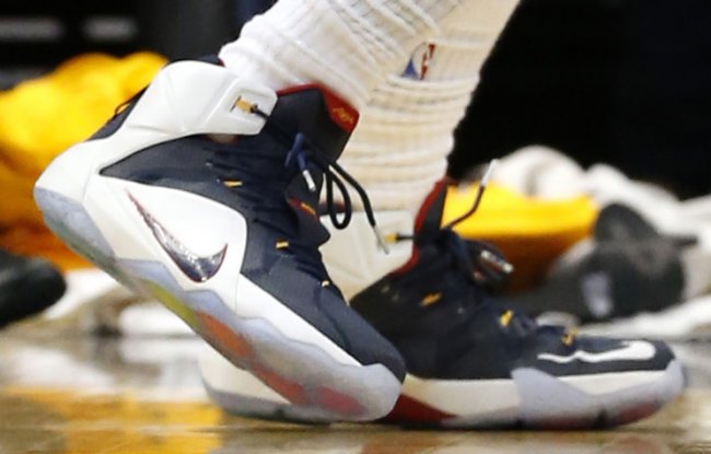 LeBron,James亲穿曝光全新配 LBJ12 詹皇赛场上脚 LeBron 12 PE 骑士队新配色