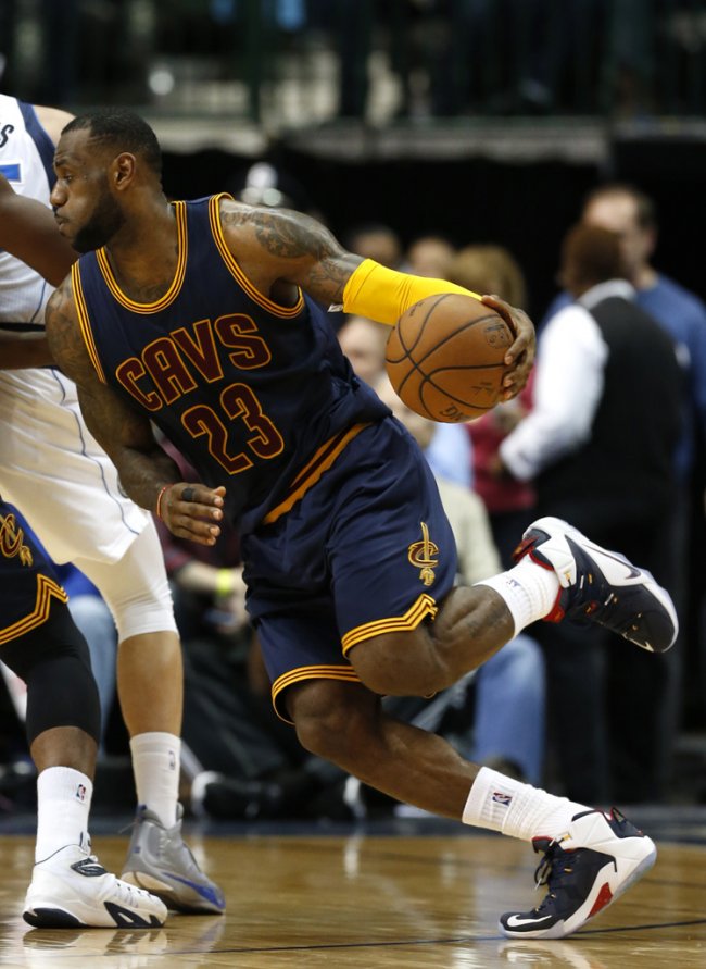 LeBron,James亲穿曝光全新配 LBJ12 詹皇赛场上脚 LeBron 12 PE 骑士队新配色