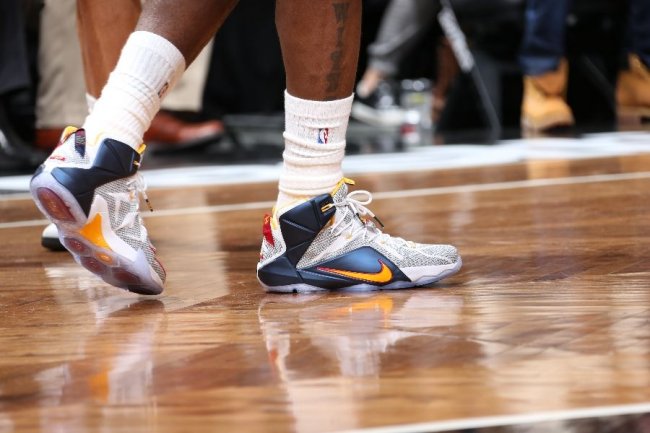 LeBron,James亲穿曝光全新客 LBJ12 詹姆斯赛场亲着曝光 LeBron 12 PE 骑士客场配色