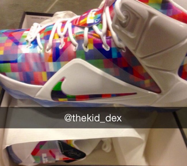 Nike,LeBron,12,EXT,全新Prism配 748861-900LBJ12 时隔一年再登场，LeBron 12 EXT “Prism” 实物曝光