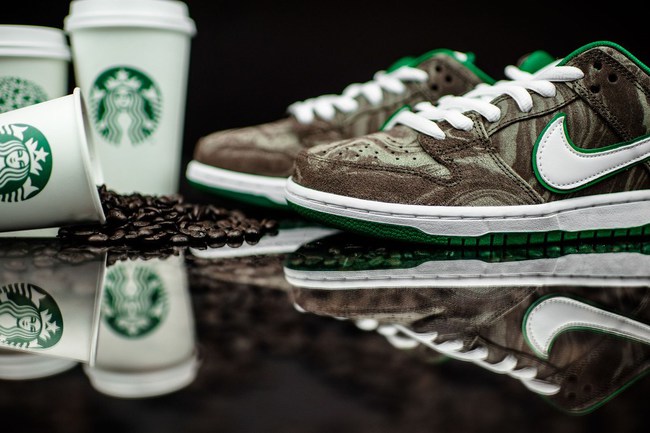 Nike SB,Dunk Low  据说，穿着这双鞋喝星巴克会有不同的味道？