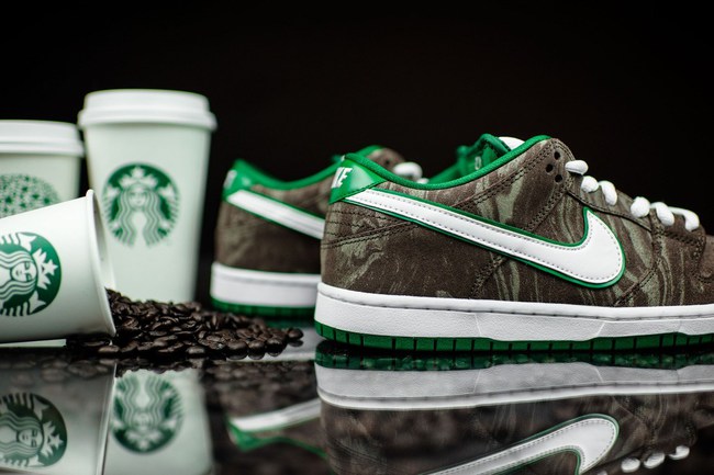 Nike SB,Dunk Low  据说，穿着这双鞋喝星巴克会有不同的味道？