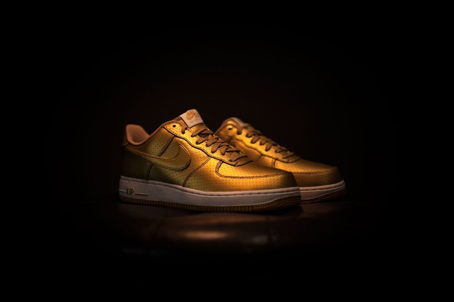 AF1,Air Force 1  Nike Air Force 1 ’07 LV8 “Metallic Gold” 以奢华金装迎接奥运