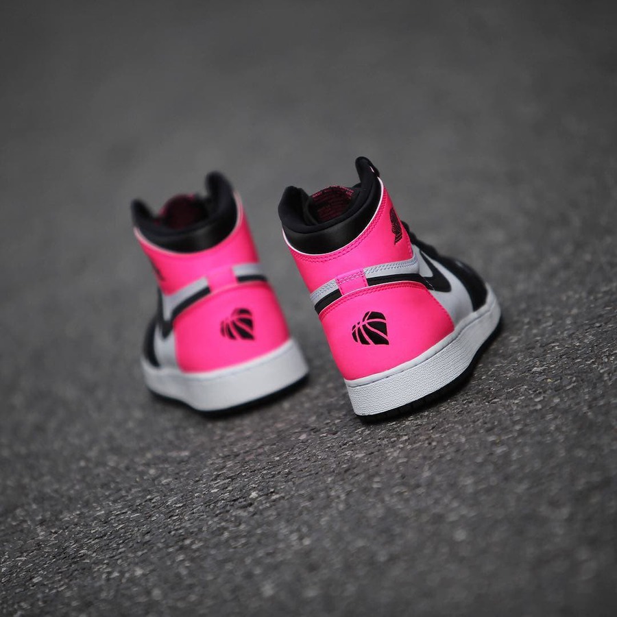 881426-009,AJ1,Air Jordan 1 881426-009AJ1 性价比也不错！这双今年情人节的大礼可要盯紧了！